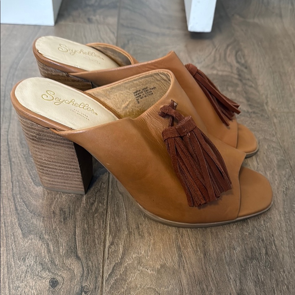 Seychelles tassel mules